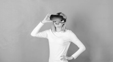 Kavramsal ağ çizgileri olan sanal gerçeklik kulaklığı kullanan genç bir kadın. Sanal gerçeklik kulaklığı olan bir kadın. Neşeli gülümseyen kadın VR gözlükleriyle bakıyor. Geleceğe yönelik.