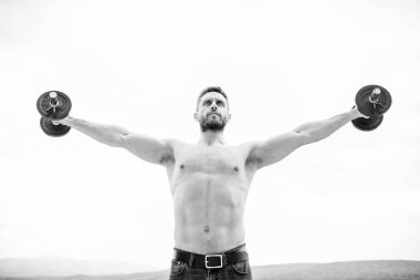 Başarı. Mükemmel bikeps. Kas adam sabah Barbell ile egzersiz. Fitness ve spor ekipmanları. atletik vücut. Dumbbell salonu. erkek sporcu halter. Steroid. İyi bir streç sahip