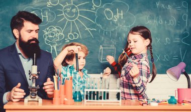 Büyük çocuklar daha genç yardımcı olur. Okul Kulübü eğitimi. Kimya temalı kulüp. Birlikte maddelerin özelliklerini keşfedin ve keşfedin. İlgi alanı ve konu kulübü. Öğretmen ve öğrenciler sınıfta test tüpler