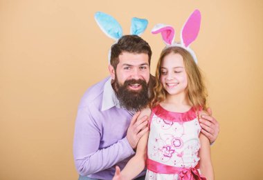 Baba ve çocuk Paskalya kutlamak. Bahar tatili. Paskalya günü. Çocuklar için Paskalya aktivitelere. Mutlu paskalyalar. Tatil bunny uzun kulaklar. Aile geleneği kavramı. Aile baba ve kızı tavşan kulakları giymek