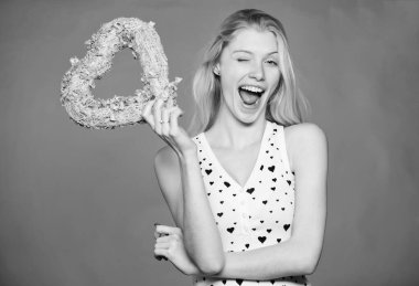 Her şeyden uzak alıyorum. Dekoratif kalpli kadın. Tarih. Aşk ve romantizm. Romantik tebrik. Sevgililer günü satış. pembe bir arka plan üzerinde mutlu bir kadın. Sevgililer günü partisi