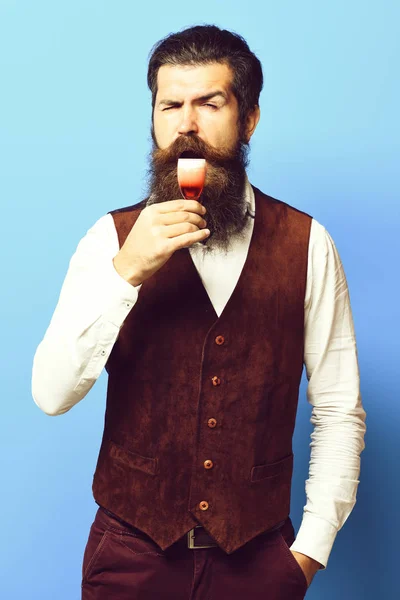 Engraçado bonito barbudo homem com longa barba — Fotografia de Stock