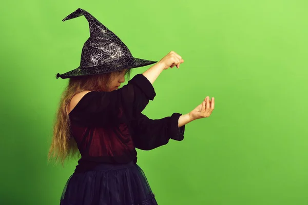 Criança de chapéu de bruxa preta, vestido e rosto sério — Fotografia de Stock