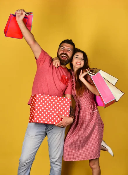 El hombre con barba sostiene la caja de lunares roja —  Fotos de Stock