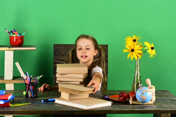 Menina com rosto entusiasta leva livro. De volta à escola — Fotografia de Stock