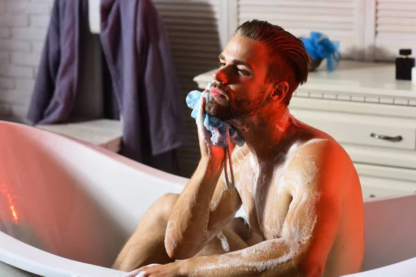 Concept de sexualité et de relaxation : macho recouvert de mousse dans la baignoire — Photo