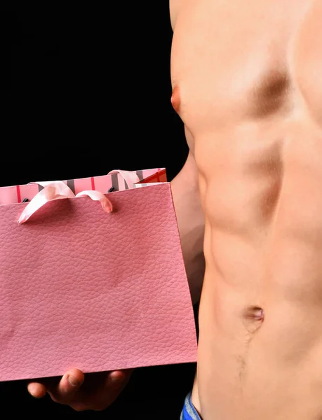 Tělo sportovce v zblízka, ruka drží růžový nákupní taška — Stock fotografie
