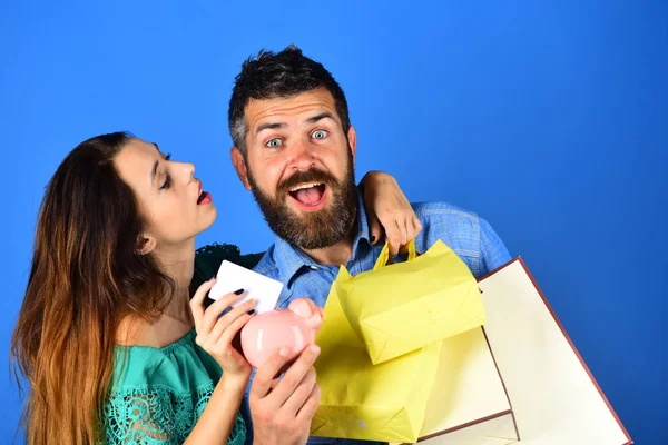 Sakallı bir adam ve heyecanlı yüzlü bir kız alışveriş yapıyor..