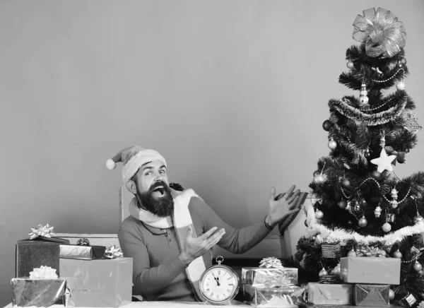 Homem com barba e rosto animado se prepara para comemorar — Fotografia de Stock