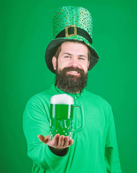 Färsktappat öl. Hipster i gröna leprechaun hatt hålla ölglas. Irländska mannen med skägg dricka Grön öl. Firar saint patricks dag i bar. Skäggig man skåla för att saint patricks dag — Stockfoto