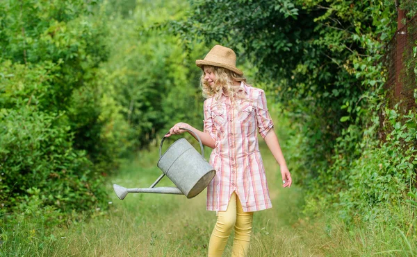 Herramientas de riego. Medir la temperatura y la salinidad del contenido de agua del suelo. Mejorar el tiempo de riego. Optimizar el uso del agua. Riego de plantas en el jardín. Niña sostener regadera. Lista de verificación de jardinería de primavera —  Fotos de Stock