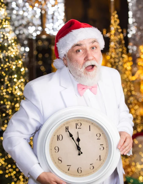 Der Weihnachts-Countdown läuft. Warten auf Weihnachtsgeschenke. Weihnachtsmann hält Wecker. Silvester Mitternacht. Zeit zum Feiern. Es ist kurz vor Mitternacht. Zeit, Winterurlaub zu feiern. Beeilen Sie sich — Stockfoto