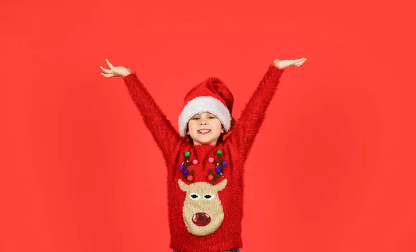 크리스마스 파티 시간이야. 새해 파티 준비 됐어. 내가 제일 좋아 하는 명절이야. 겨울 휴가를 좋아 합니다. 기분이 좋아 져요. 작은 산타 도우미는 행복을 느낀다. 빨간 모자를 쓴 작은 소녀 산타 클라우스 — 스톡 사진