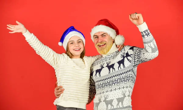 Είσαι έτοιμος; αστείο πλεκτό πουλόβερ. Πατέρας και κόρη γιορτάζουν τα Χριστούγεννα. Χριστουγεννιάτικο πάρτι μαζί. Λατρεύουν τις οικογενειακές διακοπές. Χειμερινά Χριστούγεννα. Η νέα χρονιά είναι εδώ. γενειοφόρος μπαμπάς και μικρό κορίτσι καπέλο santa — Φωτογραφία Αρχείου