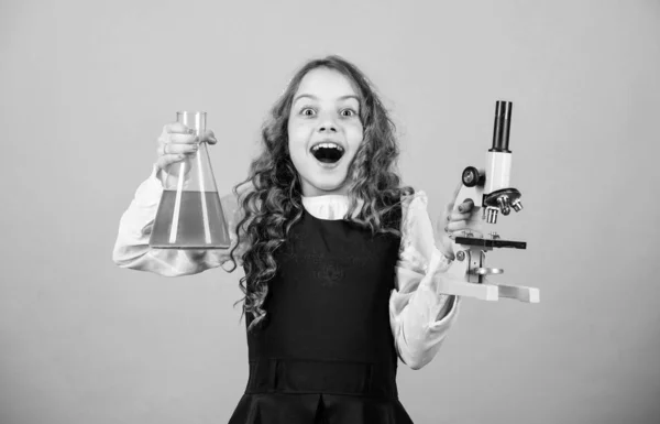 Εμπνεύσει. πίσω στο σχολείο. μάθημα παιδικής μελέτης. Ανακάλυψε το μέλλον. επιστημονική έρευνα στο εργαστήριο. Μικρό μεγαλοφυές κορίτσι με μικροσκόπιο. εκπαίδευση και τη γνώση. μικρό κορίτσι επιστήμονας με φιάλη δοκιμής — Φωτογραφία Αρχείου