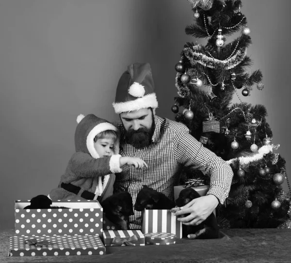クリスマス休暇の概念。忙しい顔をした父と息子 — ストック写真