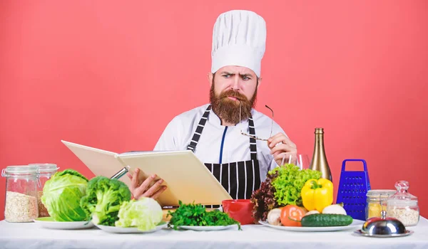 Prueba algo nuevo. Cocina en mi mente. Habilidad para cocinar. Recetas de libros. Según la receta. Hombre barbudo cocinero comida. Comprueba si tienes todos los ingredientes. Cocinar leer recetas de libros. Hombre aprender receta — Foto de Stock