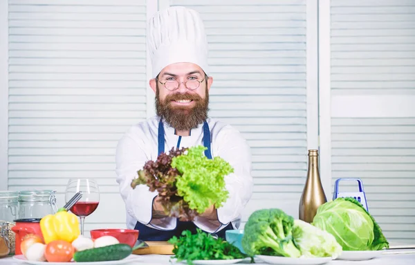 Yeni gıda. Vejetaryen. Olgun Şef sakallı. Sağlıklı yemekler pişirmek. Diyet ve organik gıda, vitamin. Sakallı adam mutfak, mutfak yemek. Şef şapkalı adam. Gizli tadı tarifi