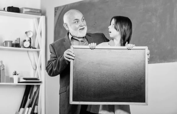 Feliz Dia dos Professores. 1 de Setembro. Menina pequena demonstrar quadro branco. Publicidade escolar. Para fazer a lista. De volta à escola. Menina da escola pequena com espaço de cópia de quadro-negro. Informação importante — Fotografia de Stock