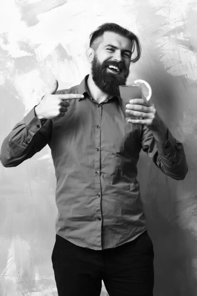Brutalny biały hipster trzymający tropikalny, świeży koktajl alkoholowy — Zdjęcie stockowe