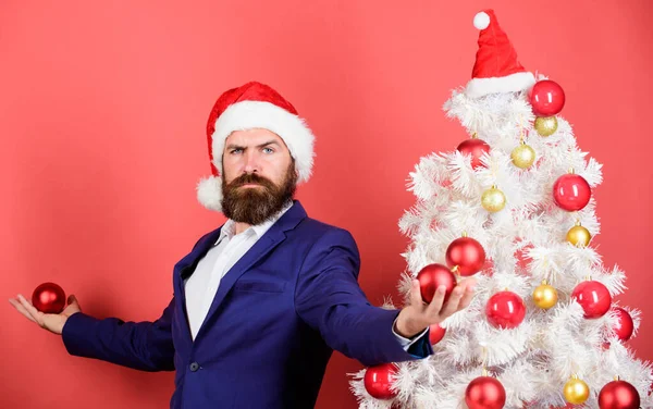Vítej doma. Veselé svátky. prodej zimní sezóny. Veselé Vánoce. vousatý muž Santa klobouk drží vánoční míč. magická tvořivost. bílé Vánoce. obchodník zdobí novoroční stromek. muž slaví Vánoce — Stock fotografie