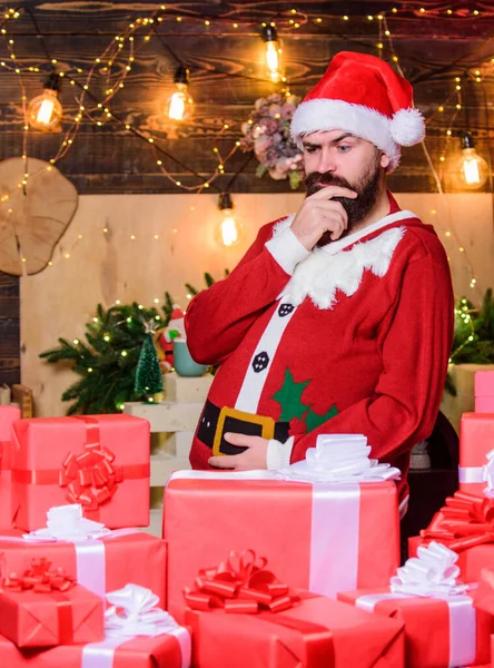 Überrascht sein. Hipster-Weihnachtsmann-Hut. Weihnachtseinkäufe. Weihnachtsgeschenk-Lieferung. Tag des Boxens. Frohes neues Jahr. Weihnachtsgeschenkbox. glücklicher bärtiger Mann. Winterschlussverkauf. Fröhliche Elf — Stockfoto