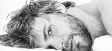 Adam tıraşsız sakallı yüzü uyku rahatlayın veya sadece uyan. Uyurken geliştirmek için basit ipuçları. Sakallı maço sabah relax adam. Toplam kavramı sakin ol. Adam çekici maço sakin ve rahat hissediyorum