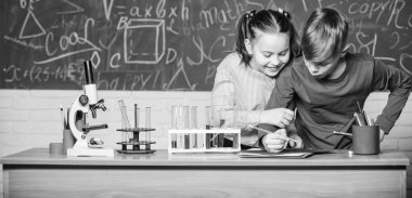 Kimya ekipmanları. Mutlu çocuklar. Kimya dersi. Kimya eğitimi. Okulda kimya öğrenen küçük çocuklar. Laboratuvarda mikroskopla biyoloji deneyleri yapan öğrenciler. Bilim benim hayatım.