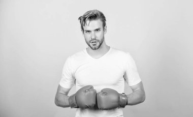 enerji dolu. Boksör adam egzersiz, sağlıklı fitness. kaslı sporcunun gücü vardır. Son antreman. Boks eldivenli adam. Spor ve spor giyim modası. Mücadele. nakavt ve enerji. Spor başarısı