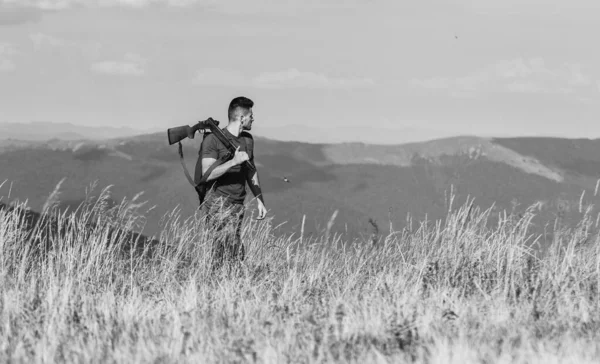 남자 잔인한 게임 키퍼 자연 풍경 배경입니다. 사냥의 규제. 사냥꾼은 소총을 들고 있다. 사냥을위한 좋은 날. 사냥꾼은 레저 사냥을 보낸다. 산에서 걷기. 사냥 남성 취미 개념 — 스톡 사진