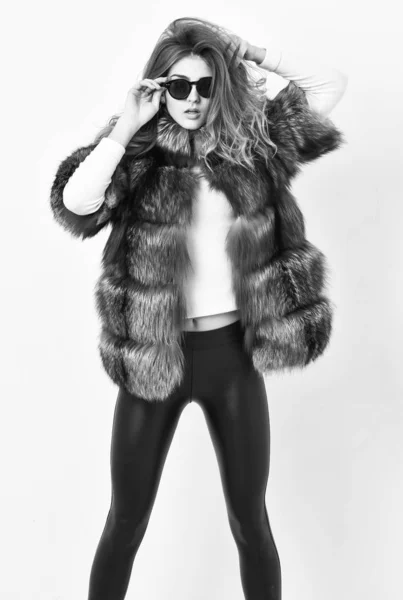 Kvinnliga brun päls. Päls butik modell Njut av varma i mjuka fluffiga kappa med krage. Kvinnan bär solglasögon och frisyr poserar mink eller sobel päls. Fur fashion-konceptet. Elit lyx vinterkläder — Stockfoto