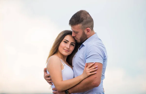 Amar as pessoas. Dia dos Namorados. menina sexy com seu namorado ao ar livre. abraço de homem e mulher. valores familiares. uma relação romântica. Encontro amoroso. casal apaixonado. relações familiares e felicidade — Fotografia de Stock