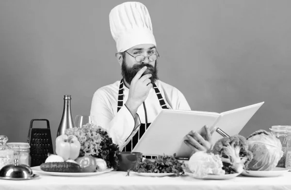 Está sob controlo. Dieta e alimentos orgânicos, vitamina. Homem barbudo cozinheiro na cozinha, culinária. Cozinhar alimentos saudáveis. O chefe de chapéu. Receita de sabor secreto. Vegetariano. Chef maduro com barba — Fotografia de Stock