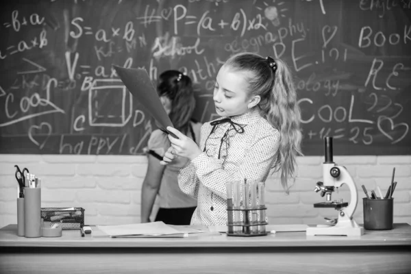 Επιστήμονας στη δουλειά. Έρευνα χημείας. Κοριτσάκια στο σχολικό εργαστήριο. Εκπαίδευση χημείας. Μάθημα βιολογίας. Ο μικρός επιστήμονας δουλεύει με το μικροσκόπιο. επιστημονικά πειράματα στο εργαστήριο χημείας — Φωτογραφία Αρχείου