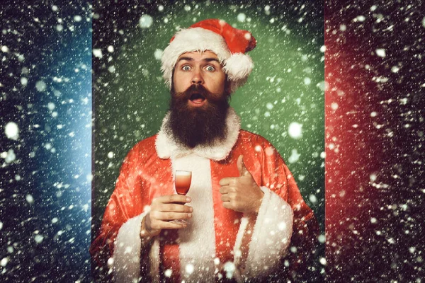 Knappe bebaarde kerstman met lange baard — Stockfoto
