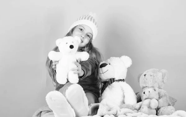 Jouez chaque enfant rêvant. Joyeux concept d'enfance. Enfant petite fille ludique tenir nounours peluche jouet. Pourquoi les enfants aiment les animaux en peluche. Enfant petite fille jouer avec peluche peluche ours sur fond rose — Photo