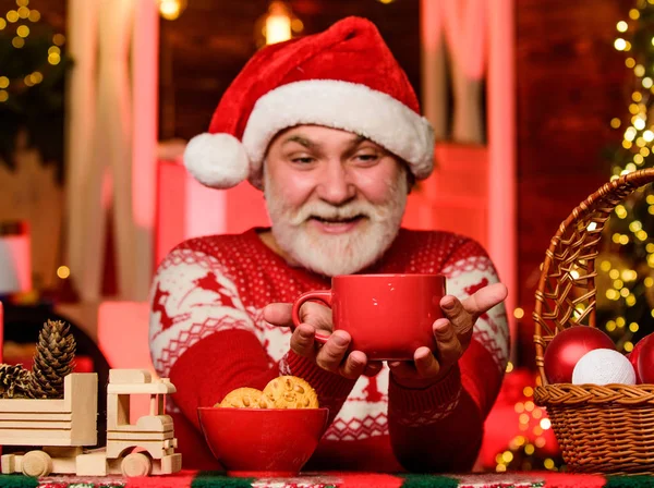 Fijne avond. Kerstmis feest vieren. Een bebaarde man eet koekjes. wintervakantie stemming. Opa drinkt melk. Kerstcompositie. Klaar voor nieuwjaarsfeest. Kerstman gaan eten. voor santa — Stockfoto