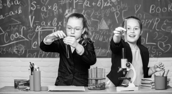 Ο μικρός επιστήμονας δουλεύει με το μικροσκόπιο. Κοριτσάκια στο σχολικό εργαστήριο. Εκπαίδευση χημείας. Μάθημα βιολογίας. Έρευνα χημείας. επιστημονικά πειράματα στο εργαστήριο χημείας. Ο στόχος μας είναι να βρούμε τη θεραπεία. — Φωτογραφία Αρχείου