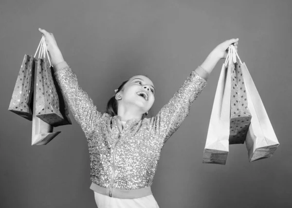 Ωραία συμφωνία. Μικρό κορίτσι με σακούλες για ψώνια. Ευτυχισμένο παιδί. Ένα κοριτσάκι με δώρα. Πωλήσεις και εκπτώσεις. Ειδική προσφορά. Εξοικονόμηση αγοράς διακοπών. Παιδική μόδα. Βοηθός καταστήματος με πακέτο. Χαίρομαι που αγοράζω — Φωτογραφία Αρχείου