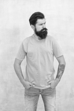 Tam bir vahşet. Hippi uzun sakal ve bıyık takar. Vahşi bakışlı sakallı adam. Beyaz tenli vahşi bir beyaz adam. Dövme salonu. Berber Dükkanı