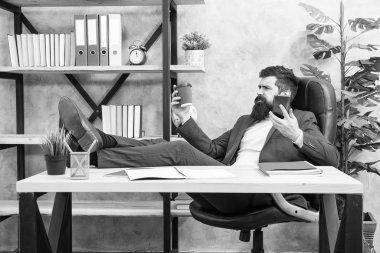 Mobil arama. Güne kahveyle başlayın. Kahve rahatlatıcı mola. Adam sakallı işadamı fincan ve akıllı telefon tutun. Kahve başarılı bir müzakere sözüdür. Kafein bağımlısı. Patron enerji içeceği zevk