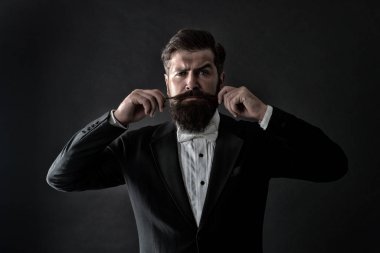 Bıyığıyla gurur duyuyor. Zalim hippi bıyığı. Bıyık. Ciddi adam uzun sakal ve bıyık takıyor. Sakallı, şık bıyıklı bir adam. Berber dükkanı. Berberler