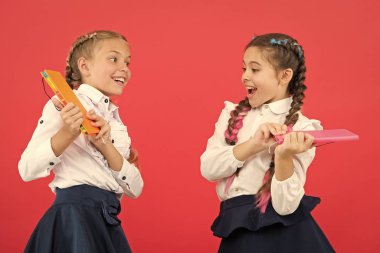 soğuma zamanı. eğlenceli bir ruh hali. neşeli eğlenceli çocuklar okul tatilinde oynarlar. rahatlama zamanı. okul gününün sonu. dersin sonu. leaisure ve mutluluk. okulda iki kız kardeşin mutlu çocukluk