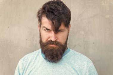 Kesme patlamaları. Sakallı havalı hipster'ın saç kesimine ihtiyacı var. Berber salonu ve yüz bakımı. Hipster yaşam tarzı. Acımasız yakışıklı olgun hipster adam. Sakallı adam moda tarzı. Sakal ve bıyık tımar. Uzun saç