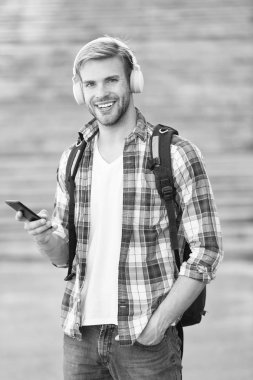 Fırsatı kaçırma. Eğitim teknolojisi. Öğrenci kazancı. Okul hayatı. Müziği dinle. Modern ve dijital gençlik. Mutlu adam. Üniversite öğrencisi kulaklıkları akıllı telefon. Online eğitim. Ses kitabı konsepti