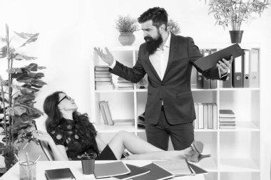 Burada patron benim. Patron şehvetli sekreterle çalışır. Patron ve seksi ofis yöneticisi. Genel müdürlük. Patron ve kadın astım. İşveren ve çalışan. Sakallı adam ve güzel kadın. İş ilişkilerinde