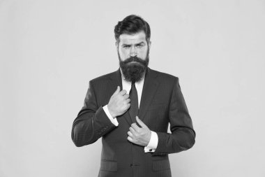 Emlakçı pazarlaması. Erkek modası. Başarılı ve karizmatik bir avukat. Liderlik. Hayat yönetimi. Üstün iş çözümleri. İş adamı kıyafeti. Olgun sakallı adam şirket lideri.