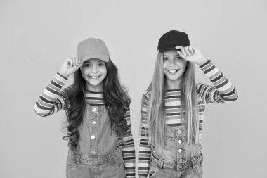 Modern moda. Çocuk modası. Kızlar uzun saç şapka giymek. Sevimli çocuklar şapka snapback şapka giymek. Beysbol şapkası takan küçük kızlar. Eşleşen kıyafetler. Modaya uygun ve süslü. Moda dükkanı. Aksesuar olmalı