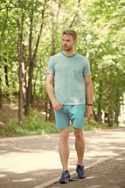 Açık hava spor eğitimi. Sporyakışıklı adam doğal manzara üzerinde yürüyüş giymek. Spor sporcusu yaz günü spor aktiviteleri yapıyor. Spor ve fitness