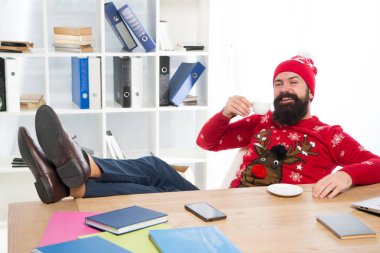 Kış tatili Noel 'i kutlayalım. Noel tatili. Rahatla ve dinlen. Sonunda tatiller. İşletme ofisinde sakallı bir yönetici. İş adamı gevşemiş başarılı adam Noel 'i kutluyor.
